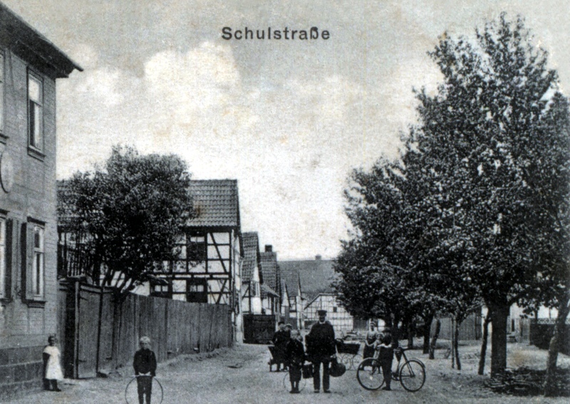 ungepflasterte Schulstraße 