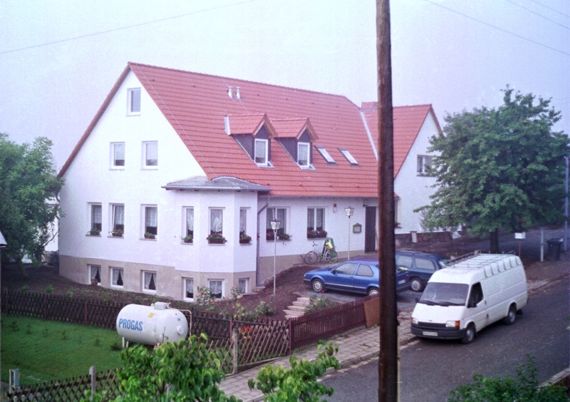 Gasthof Am Kesselberg nach Fertigstellung im Jahr 1994.