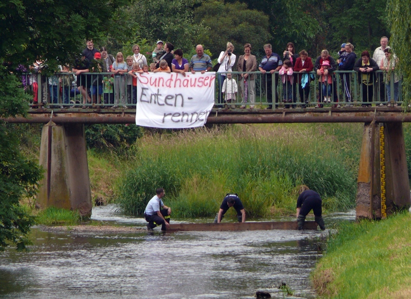 Ein Höhepunkt des Familien- und Vereinsfests im Jahr 2009 bildete das Entenrennen auf der Helme.