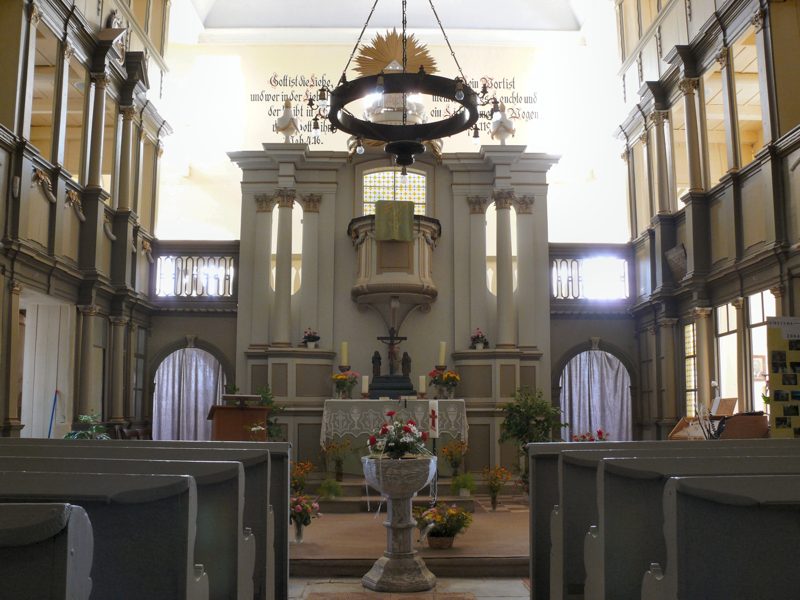 Altar und Taufbecken 