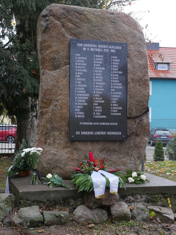 Neugestaltete Gedenktafel am Kriegerdenkmal